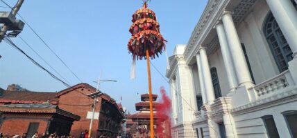 काठमाडौको बसन्तपुरमा ठड्याइयो चीर, सुरु भयो होली