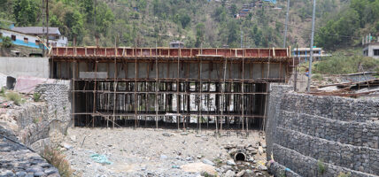 मध्यपहाडी लोकमार्गमा पर्ने चुक्तिखोलाको पुल निर्माणले लियो गति, असारसम्म सक्ने तयारी