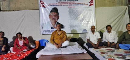 पुल निर्माणको माग राख्दै सङ्घीय सांसद सञ्जयकुमार गौतम बसे अनसन