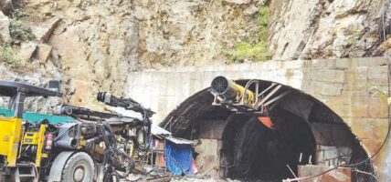 चल्न थाले दोलखाको लामाबगर सुरुङ मार्गमा सवारीसाधन