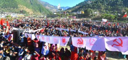 मध्यपहाडी यात्रामा रहेको एमालेले आज सुर्खेतमा सभा गर्दै