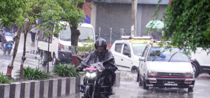 कोशीदेखि सुदूरपश्चिमसम्म मौसम प्रभावित, मेघगर्जन र चट्याङसहित वर्षाको सम्भावना उच्च
