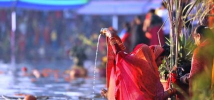 छठ पर्वको मुख्य दिन, अस्ताउँदो सूर्यलाई विधिपूर्वक अर्घ दिइँदै