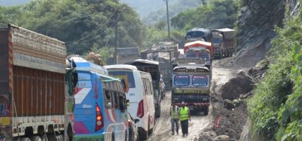 पहिरोले नारायणगढ–मुग्लिन सडक अवरुद्ध पहिरोले नारायणगढ–मुग्लिन सडक अवरुद्ध