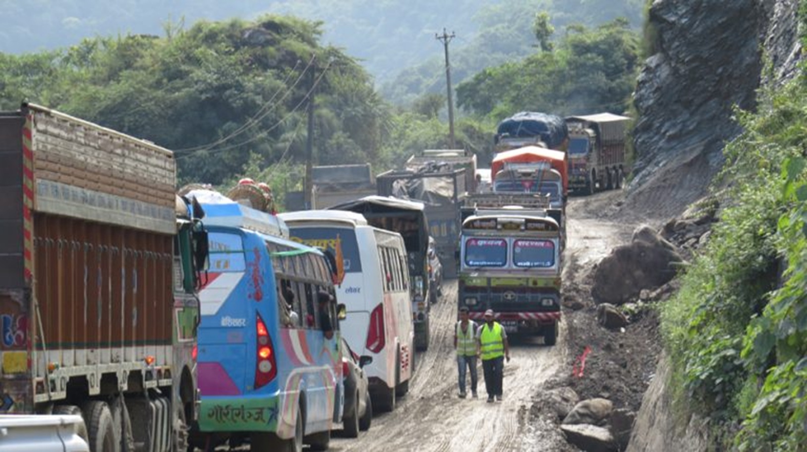 पहिरोले नारायणगढ–मुग्लिन सडक अवरुद्ध पहिरोले नारायणगढ–मुग्लिन सडक अवरुद्ध