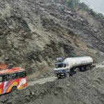 पहिरो पन्छाएपछि मुग्लिन–नारायणगढ सडकमा गुड्न थाले गाडी पहिरो पन्छाएपछि मुग्लिन–नारायणगढ सडकमा गुड्न थाले गाडी