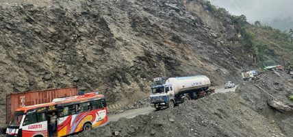 पहिरो पन्छाएपछि मुग्लिन–नारायणगढ सडकमा गुड्न थाले गाडी पहिरो पन्छाएपछि मुग्लिन–नारायणगढ सडकमा गुड्न थाले गाडी