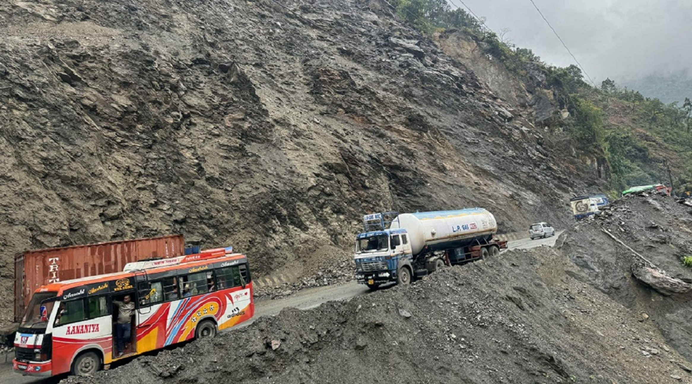 पहिरो पन्छाएपछि मुग्लिन–नारायणगढ सडकमा गुड्न थाले गाडी पहिरो पन्छाएपछि मुग्लिन–नारायणगढ सडकमा गुड्न थाले गाडी