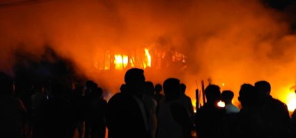 झापाको खजुरगाछी बजारमा भीषण आगलागी झापाको खजुरगाछी बजारमा भीषण आगलागी