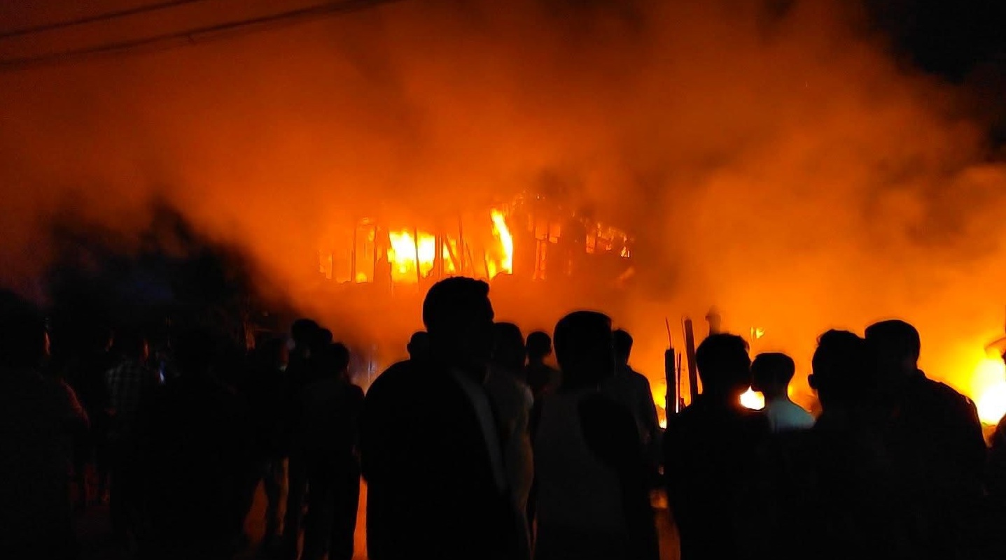 झापाको खजुरगाछी बजारमा भीषण आगलागी झापाको खजुरगाछी बजारमा भीषण आगलागी