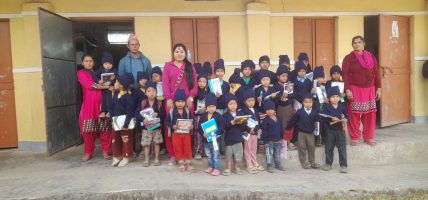 सिन्धुलीको तीनपाटनका सामुदायिक बिद्यालयका वालवालिकालाई समाजसेवी सापकोटाको न्यानो कपडा