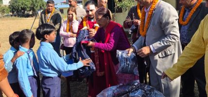 चितवनको डुम्रेमा रहेको चेपाङबस्तिको बिद्यालयमा मातृभूमि फाउन्डेसनले वितरण गर्यो न्याया कपडा