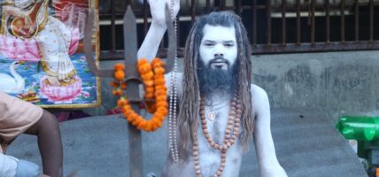 पशुपतिमा आएका नागा बाबासहित साधुसन्तलाई बिदाइ गरिँदै