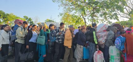 सुदूरमा विसु मनाउन भारतबाट फर्किनेहरूको लर्को, सीमामा पुरानै सकस