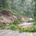 पहिरोले मेची राजमार्ग अवरुद्ध, चार जिल्लाको यातायात प्रभावित