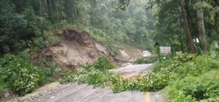 पहिरोले मेची राजमार्ग अवरुद्ध, चार जिल्लाको यातायात प्रभावित