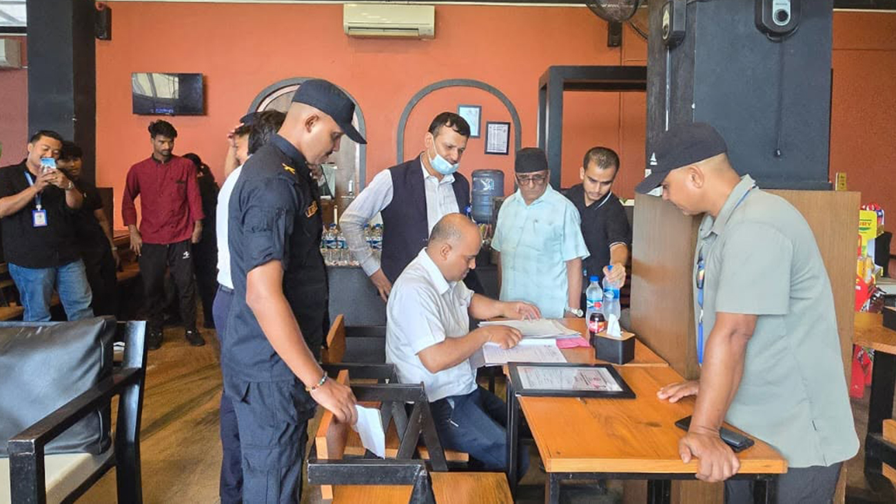 विराटनगर विमानस्थलमा अनुगमन: यात्रुसँग मनपरी मूल्य असुल्ने चार पसललाई १२ लाख जरिवाना