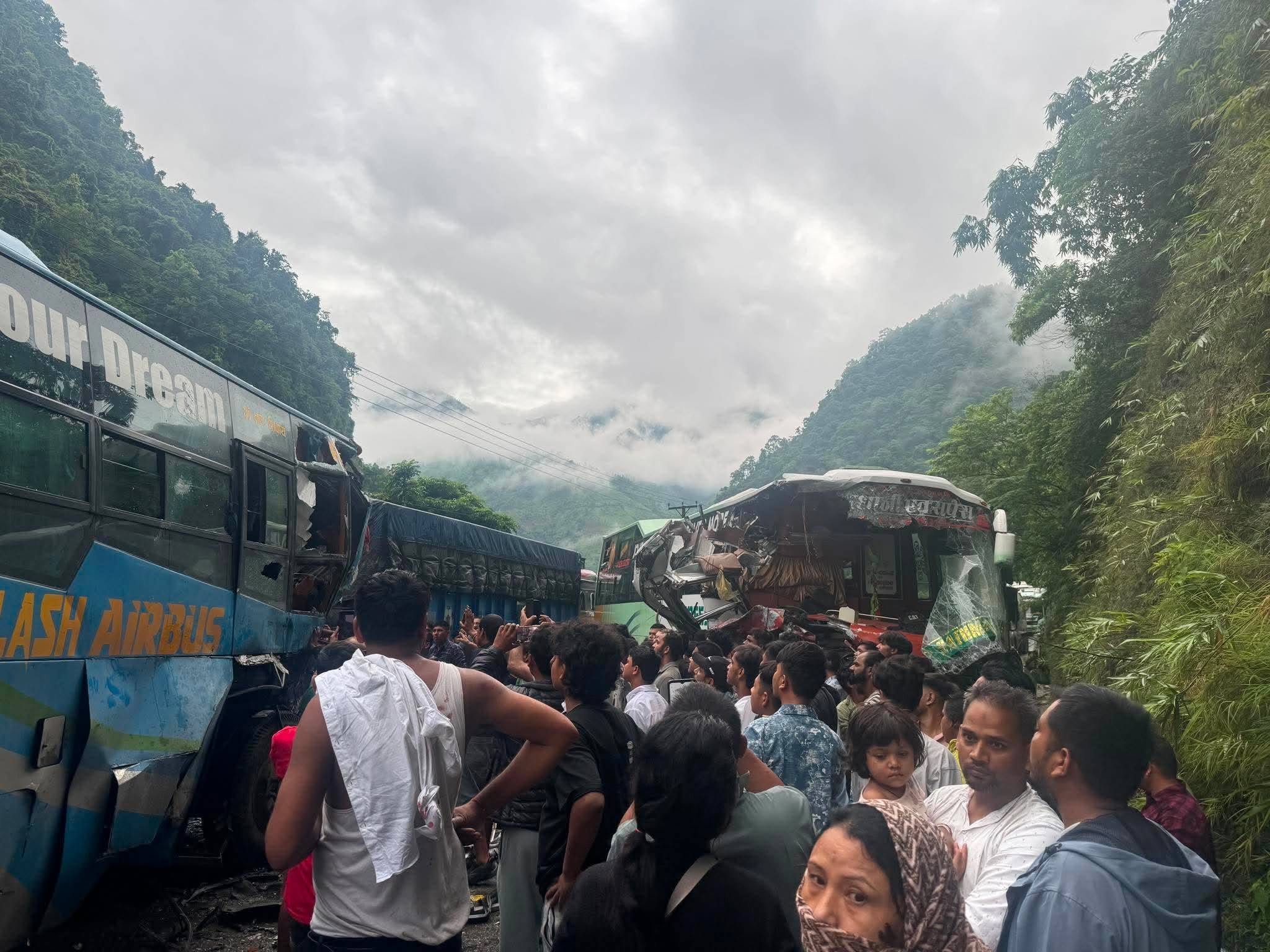 मुग्लिन–नारायणगढ सडकमा भीषण दुर्घटना, दुई बस र ट्रक ठोक्किँदा २६ जना घाइते, केहीबेर ठप्प बन्यो यातायात मुग्लिन–नारायणगढ सडकमा भीषण दुर्घटना, दुई बस र ट्रक ठोक्किँदा २६ जना घाइते, केहीबेर ठप्प बन्यो यातायात