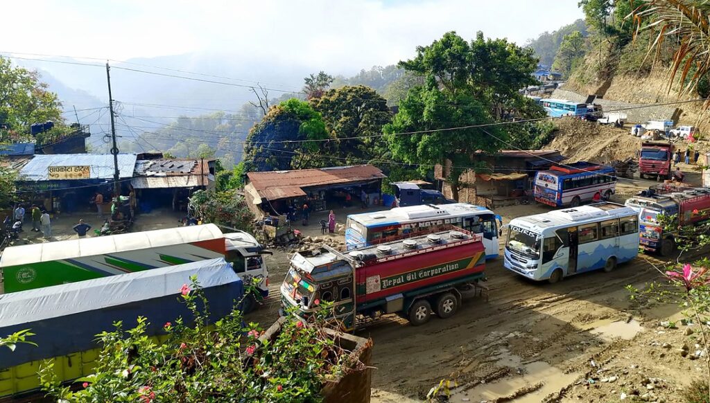 वर्षासँगै देशभरका मुख्य राजमार्ग प्रभावित, धेरै सडक पूर्ण तथा आंशिक रूपमा अवरुद्ध