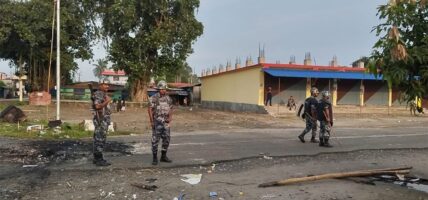 सुनसरीको देवानगञ्ज तनावग्रस्त, झडपमा प्रहरीको गोली लागेर एक जनाको मृत्यु, पाँच क्षेत्रमा अनिश्चितकालीन कर्फ्यु