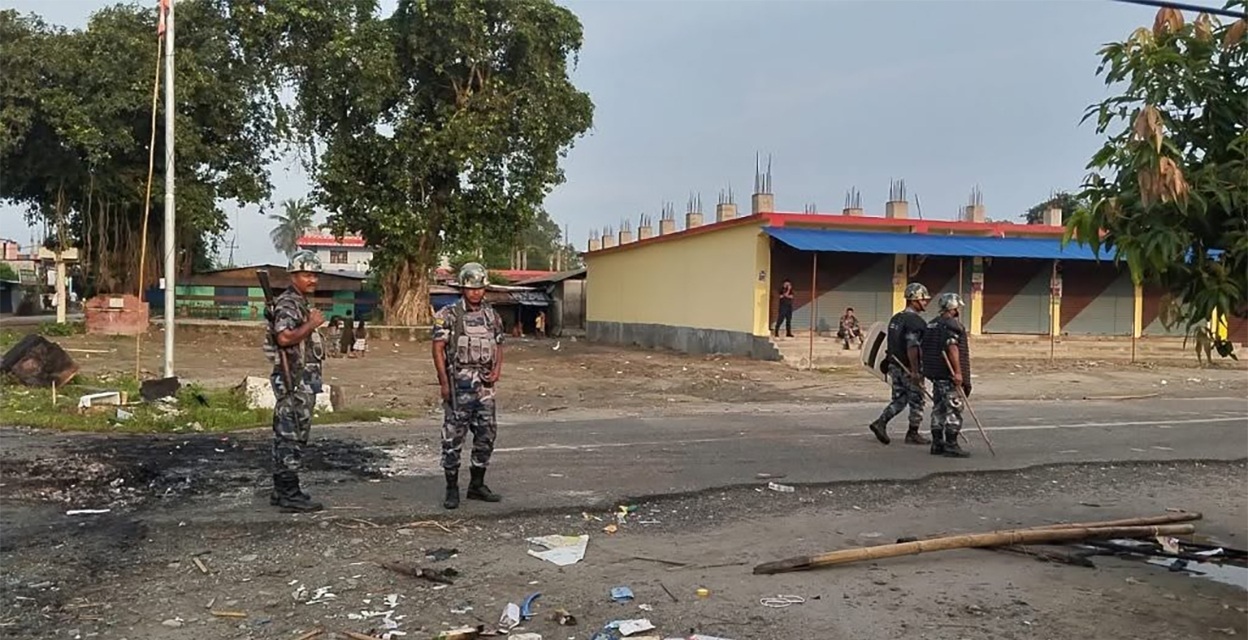 सुनसरीको देवानगञ्ज तनावग्रस्त, झडपमा प्रहरीको गोली लागेर एक जनाको मृत्यु, पाँच क्षेत्रमा अनिश्चितकालीन कर्फ्यु