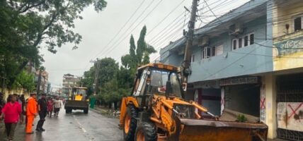 कोशी अस्पतालको सरकारी जग्गा खाली गराउने अभियान: २६ सटरमा डोजर, अस्पताल विस्तारका लागि अतिक्रमण हटाउने प्रक्रिया शुरु