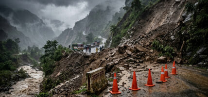 लगातारको वर्षाले देशभर सडक सञ्जाल प्रभावित : पाँच प्रदेशका प्रमुख राजमार्ग बन्द, कतिपयमा आंशिक सञ्चालन