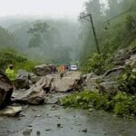 निरन्तर वर्षापछि चितवनको फिस्लिङमा पहिरो, मुग्लिन–नारायणगढ सडक ठप्प, पहिरो पन्छाउने प्रयास जारी