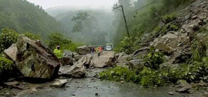 निरन्तर वर्षापछि चितवनको फिस्लिङमा पहिरो, मुग्लिन–नारायणगढ सडक ठप्प, पहिरो पन्छाउने प्रयास जारी निरन्तर वर्षापछि चितवनको फिस्लिङमा पहिरो, मुग्लिन–नारायणगढ सडक ठप्प, पहिरो पन्छाउने प्रयास जारी