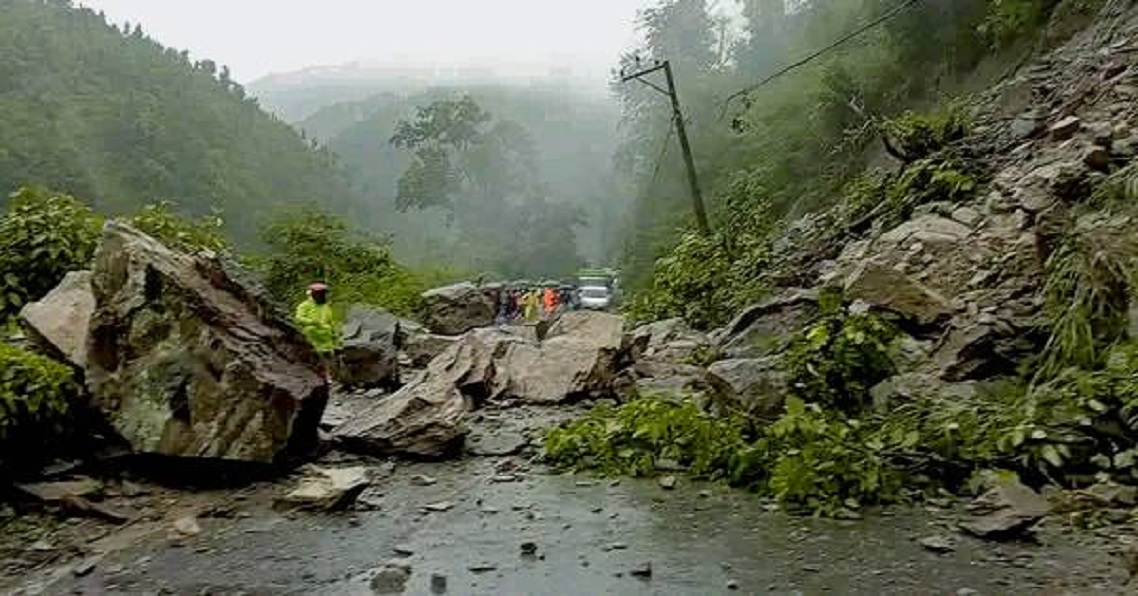 निरन्तर वर्षापछि चितवनको फिस्लिङमा पहिरो, मुग्लिन–नारायणगढ सडक ठप्प, पहिरो पन्छाउने प्रयास जारी निरन्तर वर्षापछि चितवनको फिस्लिङमा पहिरो, मुग्लिन–नारायणगढ सडक ठप्प, पहिरो पन्छाउने प्रयास जारी