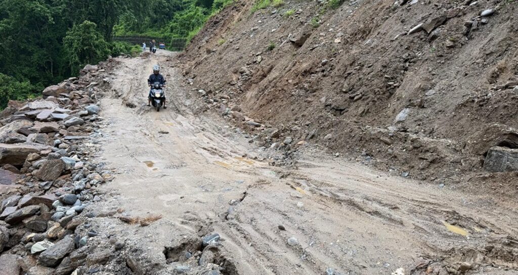 निरन्तर वर्षाले इलामको राजदुवाली सडक अवरुद्ध, वैकल्पिक मार्गसमेत जोखिममा