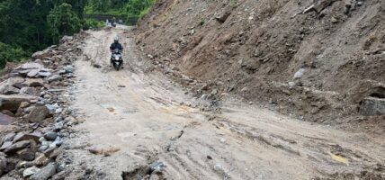 निरन्तर वर्षाले इलामको राजदुवाली सडक अवरुद्ध, वैकल्पिक मार्गसमेत जोखिममा