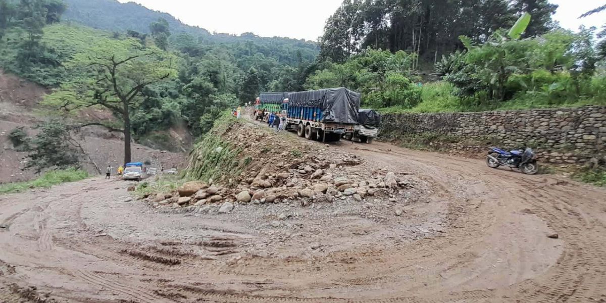 अतिभारी वर्षाको जोखिम बढ्दै, २३ जिल्लामा राति सवारी सञ्चालन रोक्न निर्देशन अतिभारी वर्षाको जोखिम बढ्दै, २३ जिल्लामा राति सवारी सञ्चालन रोक्न निर्देशन