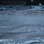 अविरल वर्षाले तमोर कोरिडोर ठप्प, नावा खोलामा बाढी आएपछि धनकुटा–पाँचथर सडक अवरुद्ध, यात्रु अलपत्र