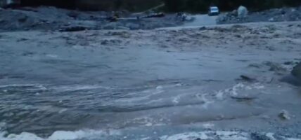 अविरल वर्षाले तमोर कोरिडोर ठप्प, नावा खोलामा बाढी आएपछि धनकुटा–पाँचथर सडक अवरुद्ध, यात्रु अलपत्र