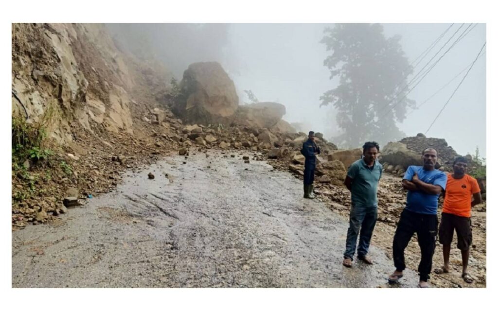 बाढी–पहिरोको असर: बीपी, अरनिकोसहित प्रमुख राजमार्गमा यात्रा प्रभावित