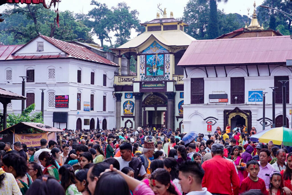 साउनको दोस्रो सोमबार, पशुपतिनाथसहित देशभरका शिवालयमा भक्तजनको घुइँचो